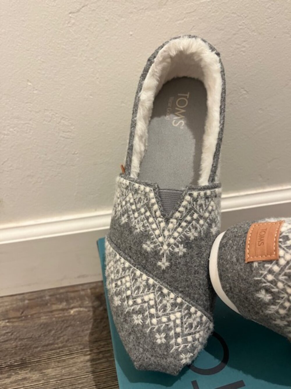 TOMS size 8.5 Felted Apargata Classic with Embroidery - Picture 6 of 8